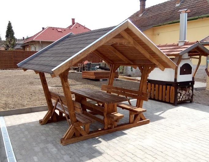 Megerősített szerkezetű, fa kiülő telepítve