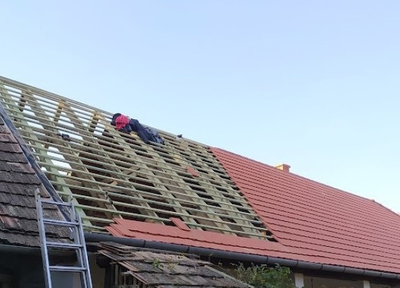 Egy felújításban lévő tető